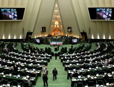 Βίντεο-Ντοκουμέντο: Τζιχαντιστής πυροβολεί άνδρα μέσα στο Ιρανικό Κοινοβούλιο (βίντεο)